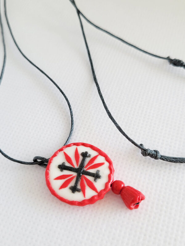 Оберіг з символами з українських вишиванок