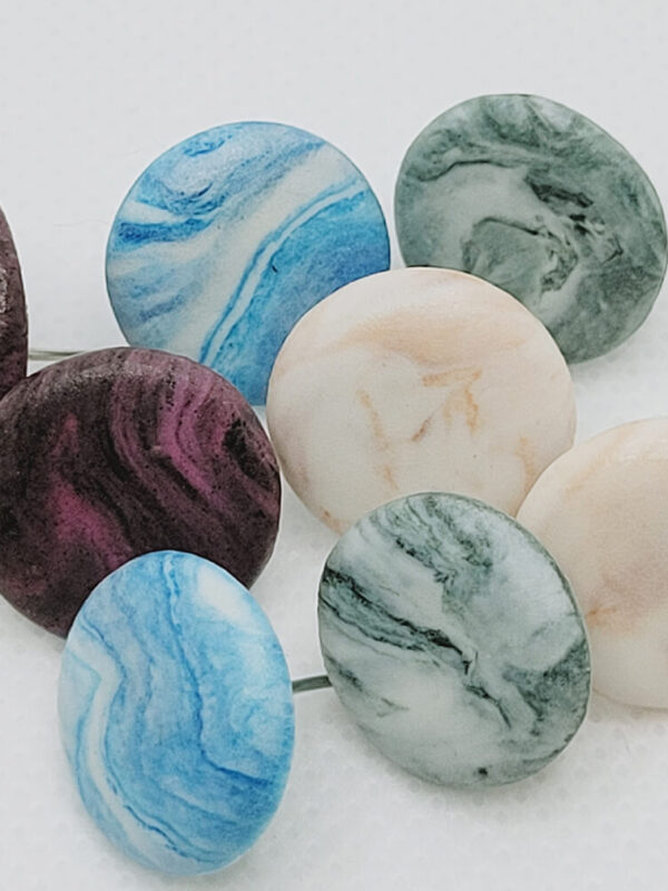 Невелички сережки з текстурою під камінь