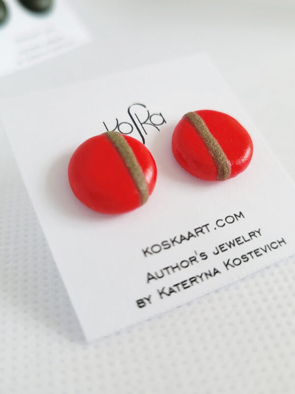 Стильні сережки ручної роботи червоного кольору.