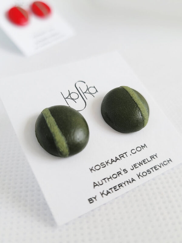 Стильні сережки ручної роботи оливкового кольору.