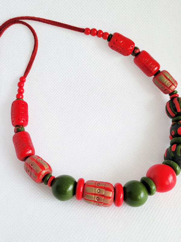 Яскраве намисто з екологічного матеріалу. Кожна намистина зроблена вручну.