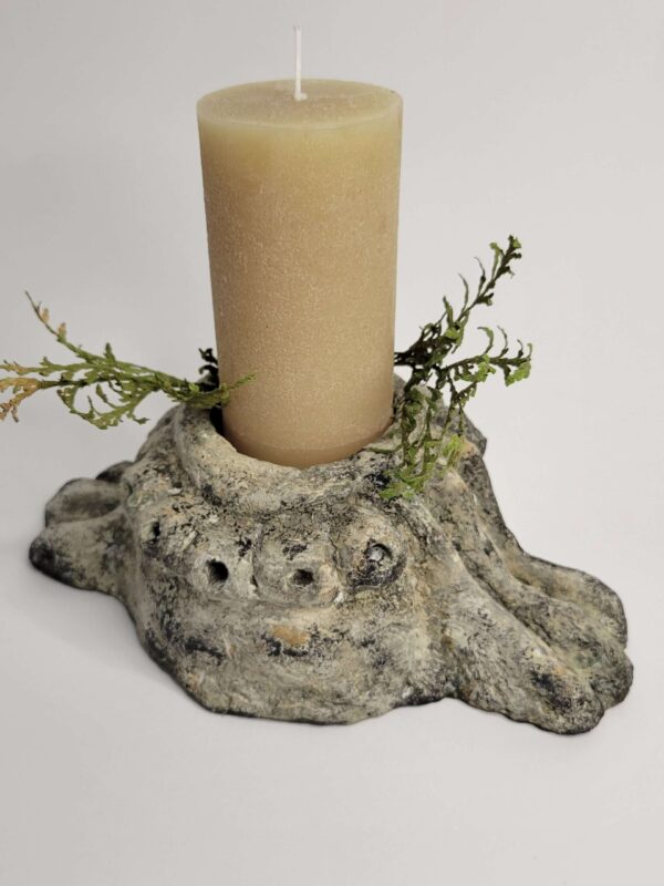 Candle holder with feet