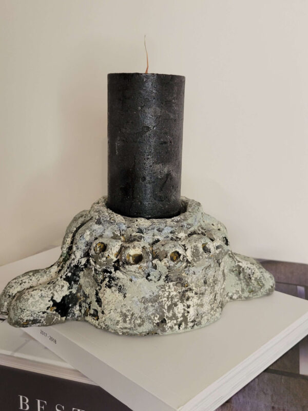 унікальний підсвічник з бетону, наділений витонченим старовинним шармом