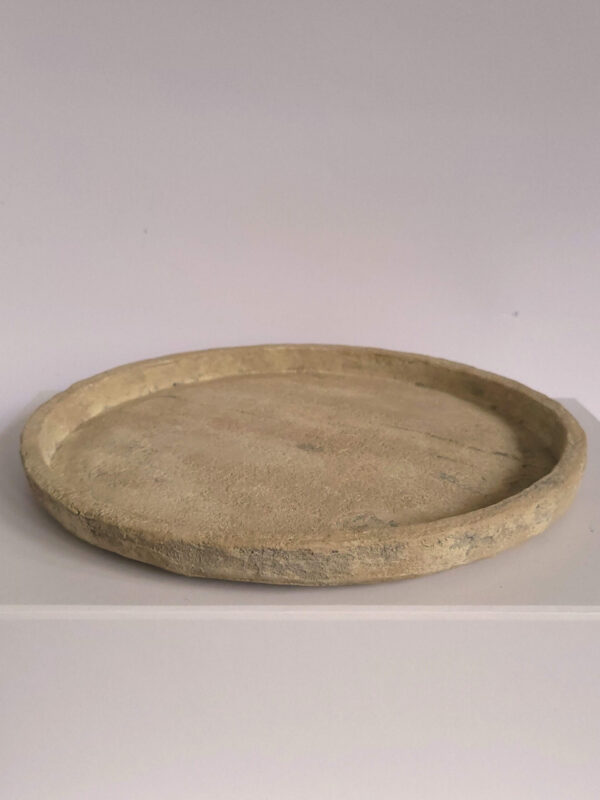 тарілка ручної роботи має текстуру, що нагадує травертин.